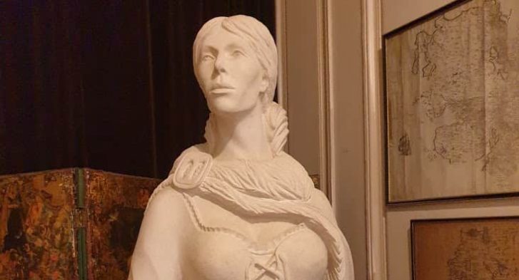 Statue of Grace O Malley in Westport House by Bastun Wikimedia