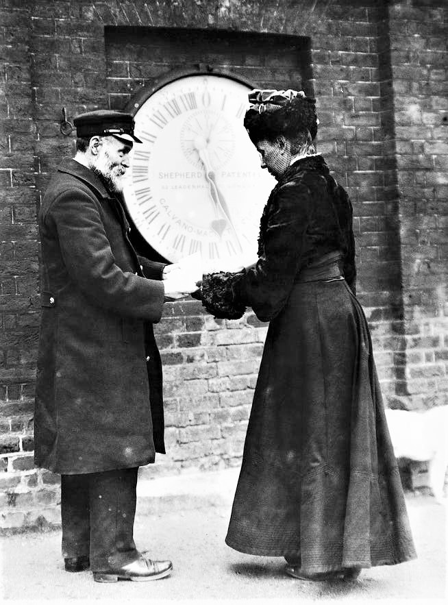 Ruth Belville outside the gates of the Greenwich Observatory, 1908