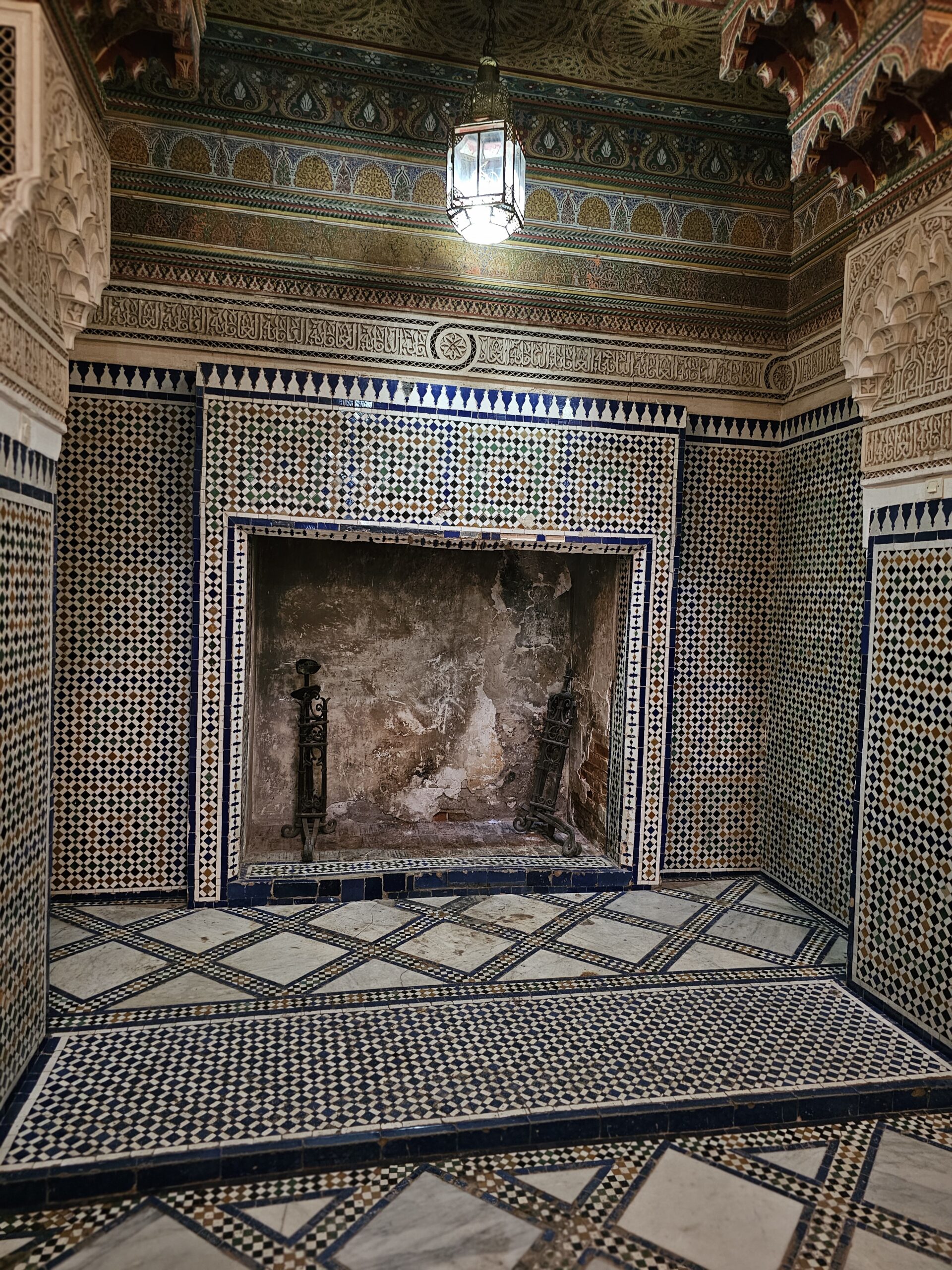 A giant fireplace at Bahia Palace with colourful tiles and mosaic around it. Image by 360onhistory.com